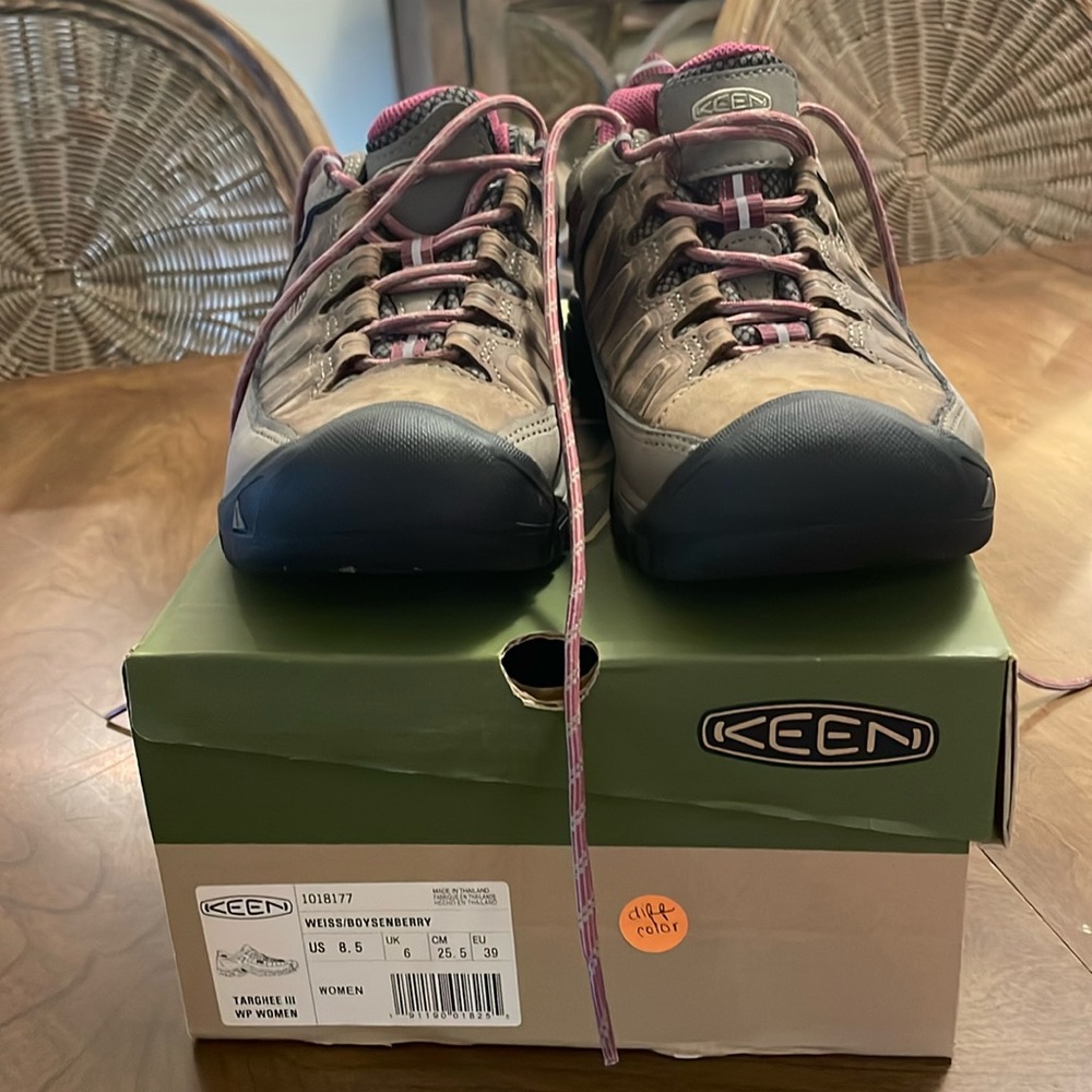 Keen low top hiking boots - new never worn with box size women’s 8.5